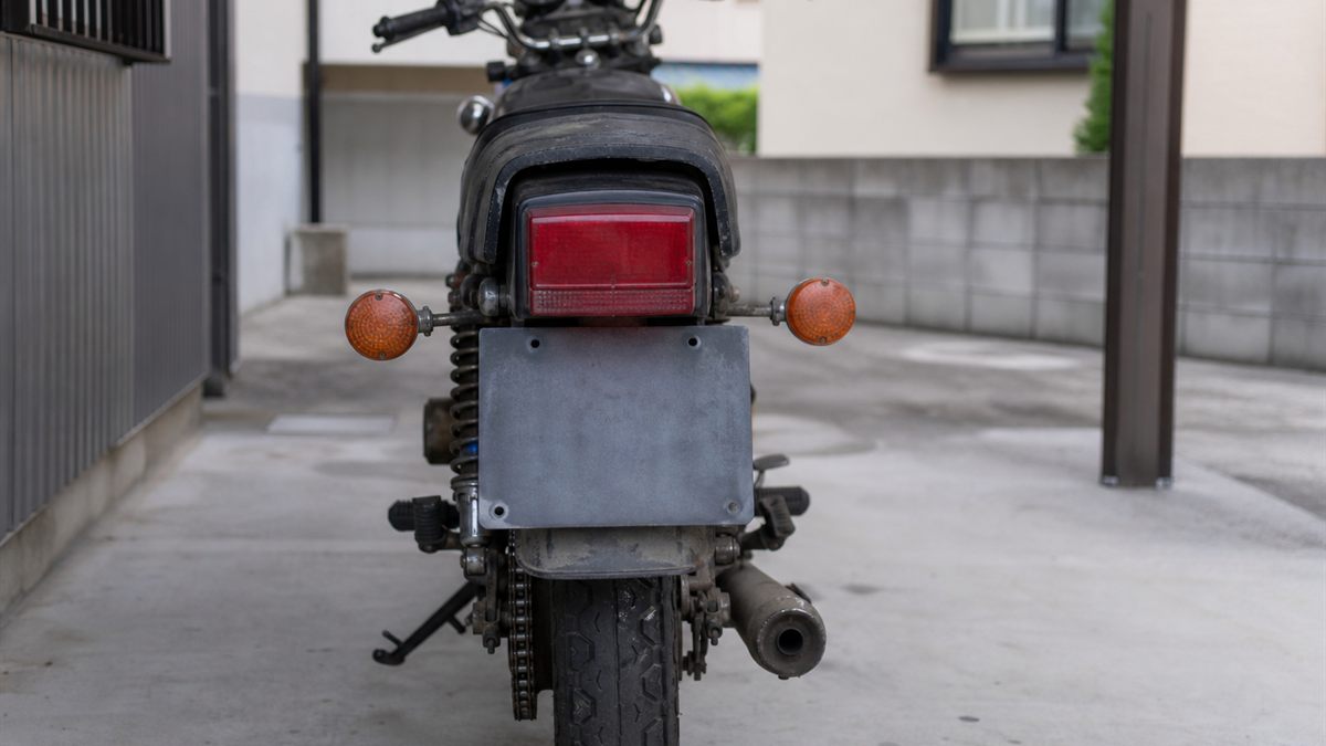 ナンバープレートが付いたままのバイクの後部