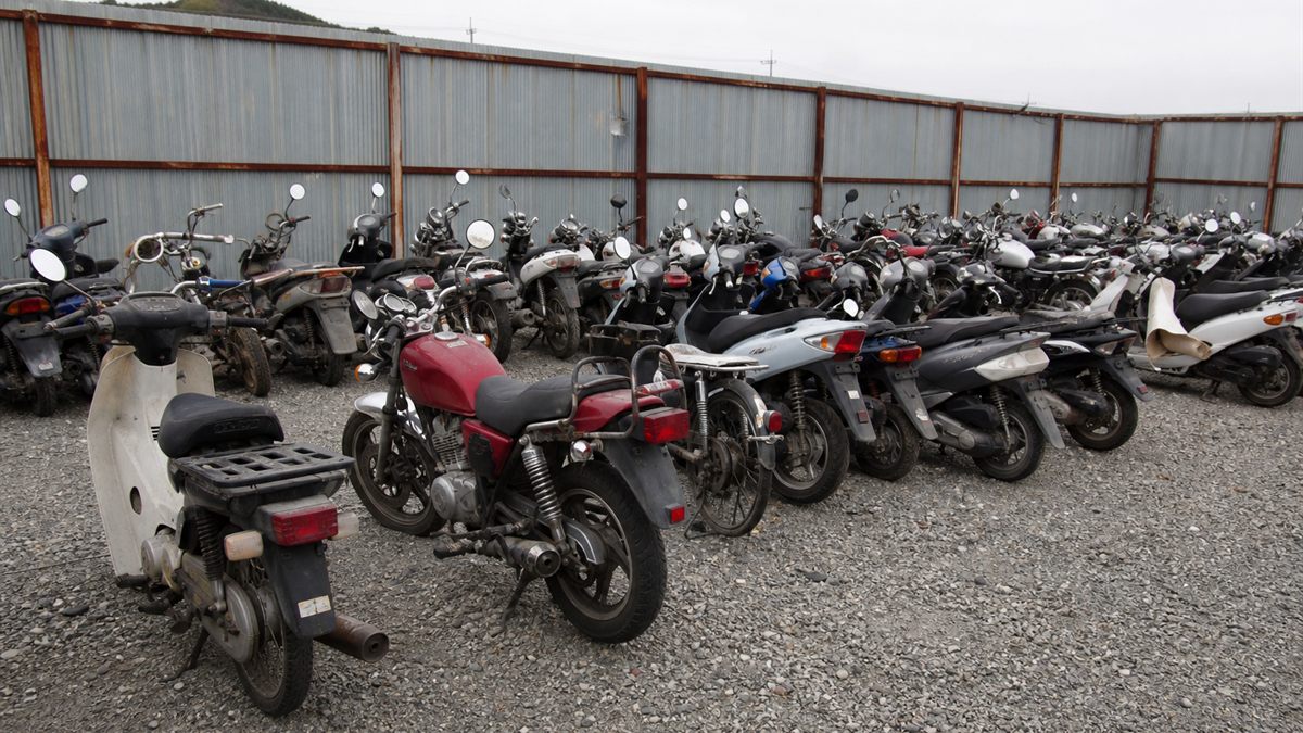 バイクが並ぶ引き取りヤード