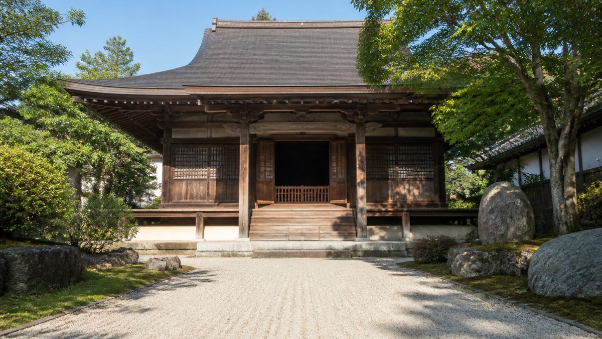 掃き清められた参道の先にある寺の入口