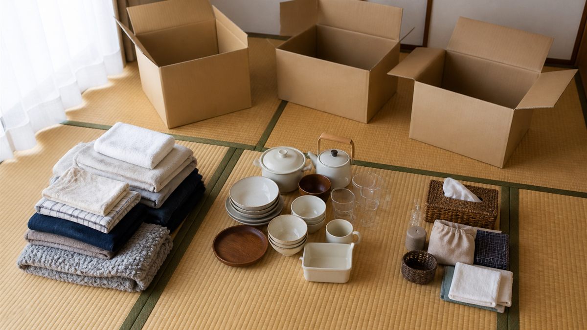 3つに仕分けた家財と段ボール箱