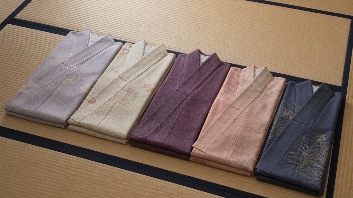 畳に並べた数枚のたたんだ着物