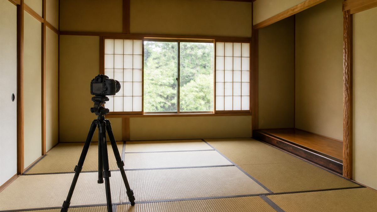 空き部屋を撮影する三脚とカメラ