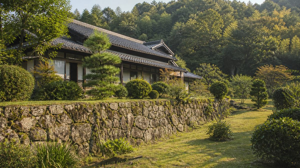 広い庭と石垣のある田舎の家