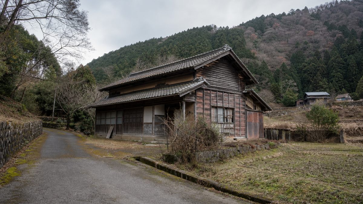山あいの集落に建つ空き家