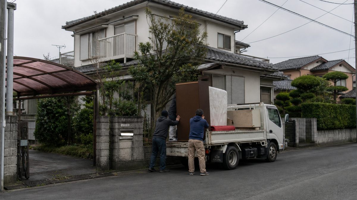 家財を積み込む回収のトラック
