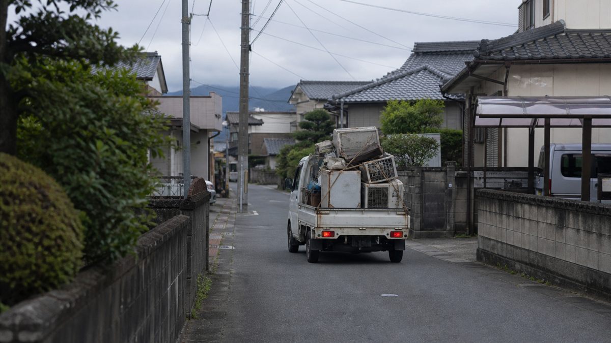 住宅街を走る回収のトラック