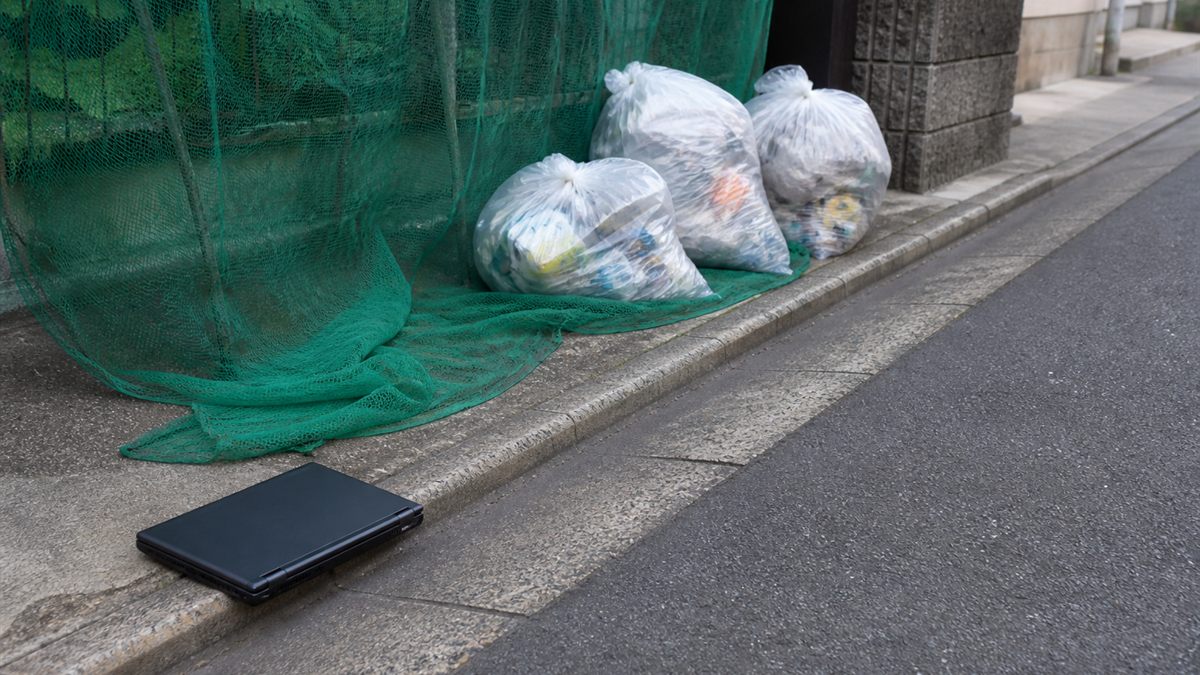 分別された家庭ごみの前に置かれたパソコン