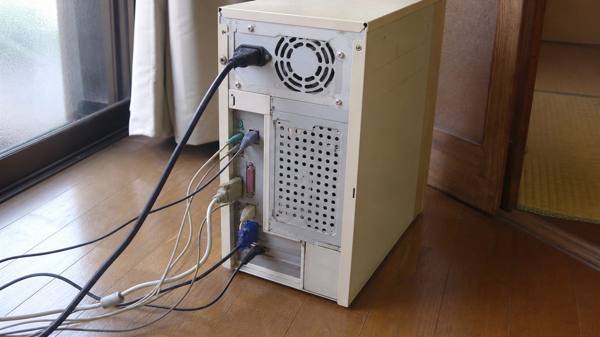 古いデスクトップパソコンの背面を確かめる