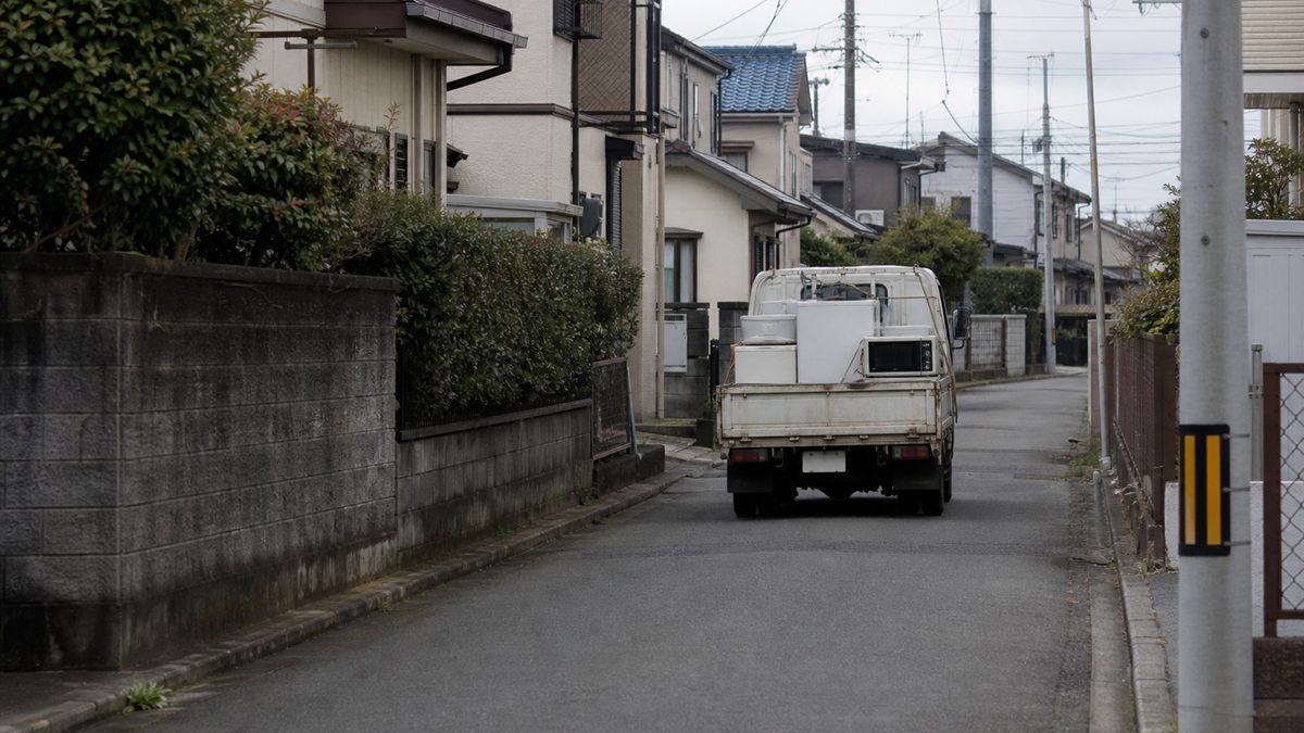 住宅街を回る回収のトラック