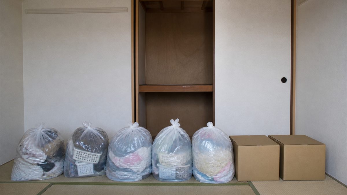 床に並べた複数のごみ袋と段ボール箱