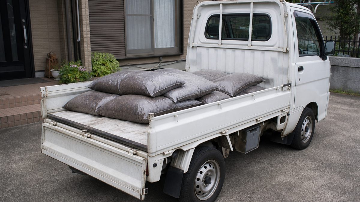 軽トラックに積まれた土の袋