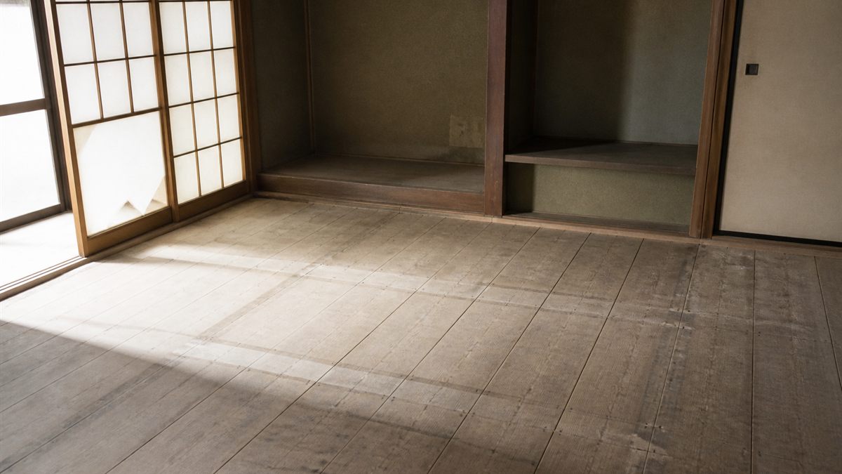 畳を運び出したあとの空の和室