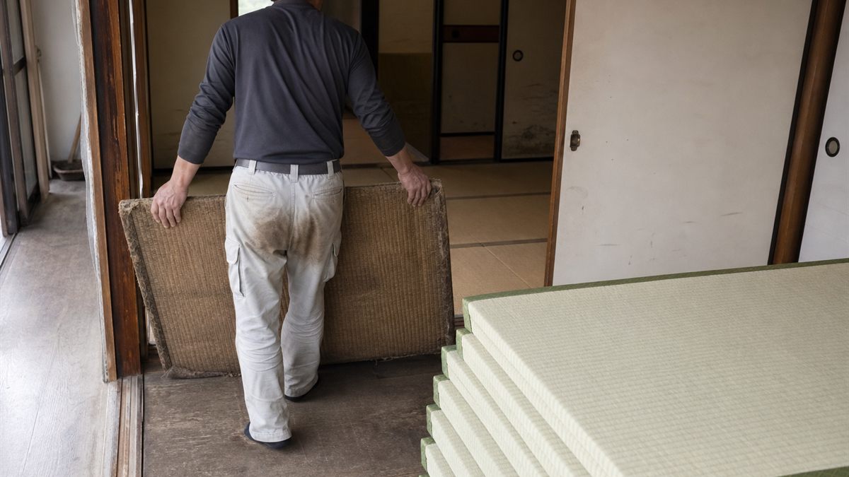 新しい畳に入れ替える作業で古い畳を運び出すところ