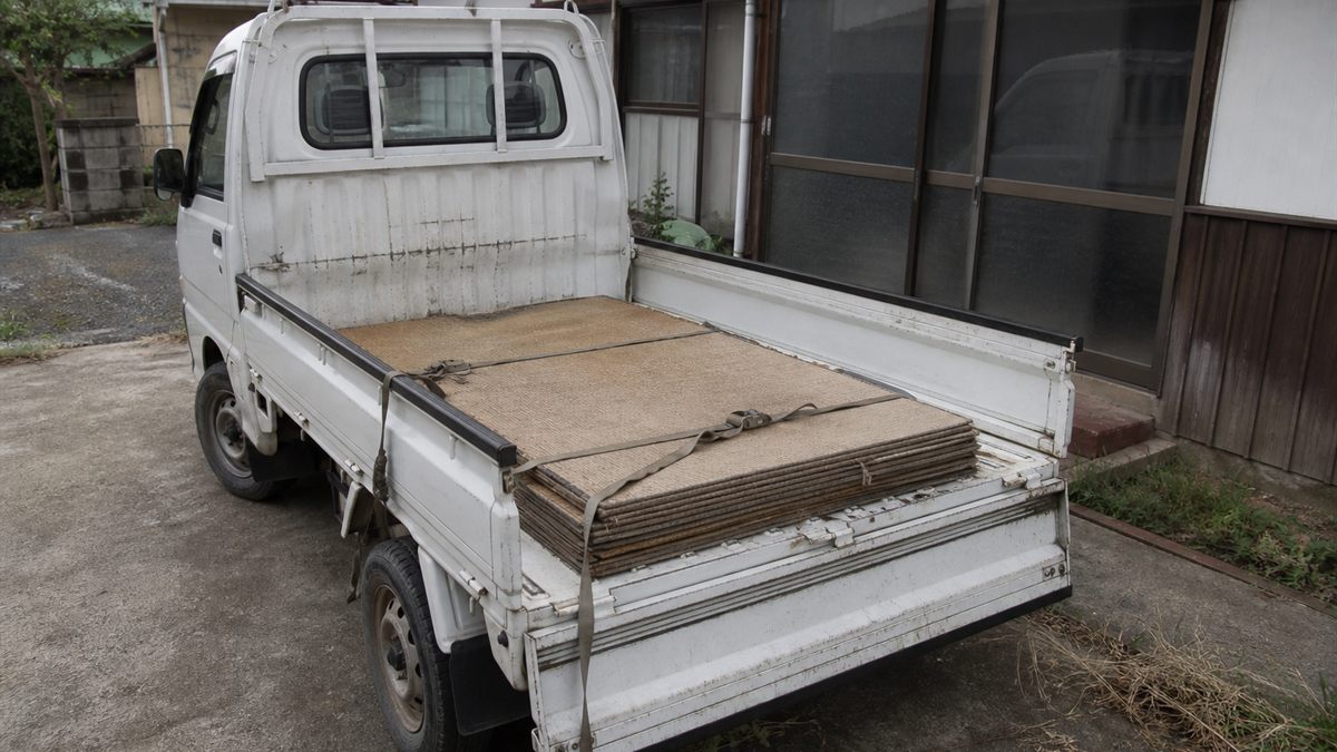 軽トラックの荷台に畳を積んで運ぶところ