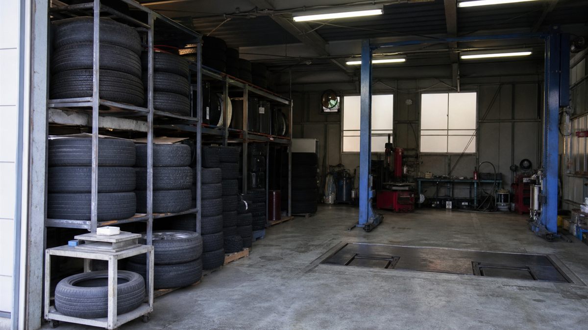 タイヤが並ぶ整備工場の作業スペース