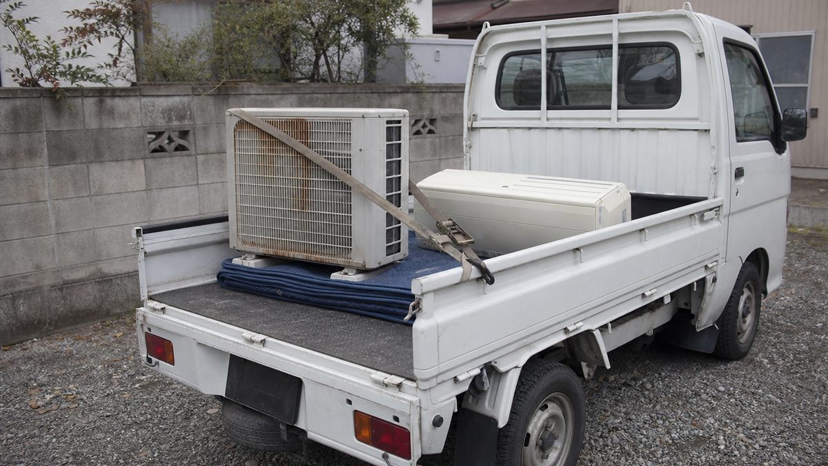 軽トラックの荷台に積んだ室内機と室外機