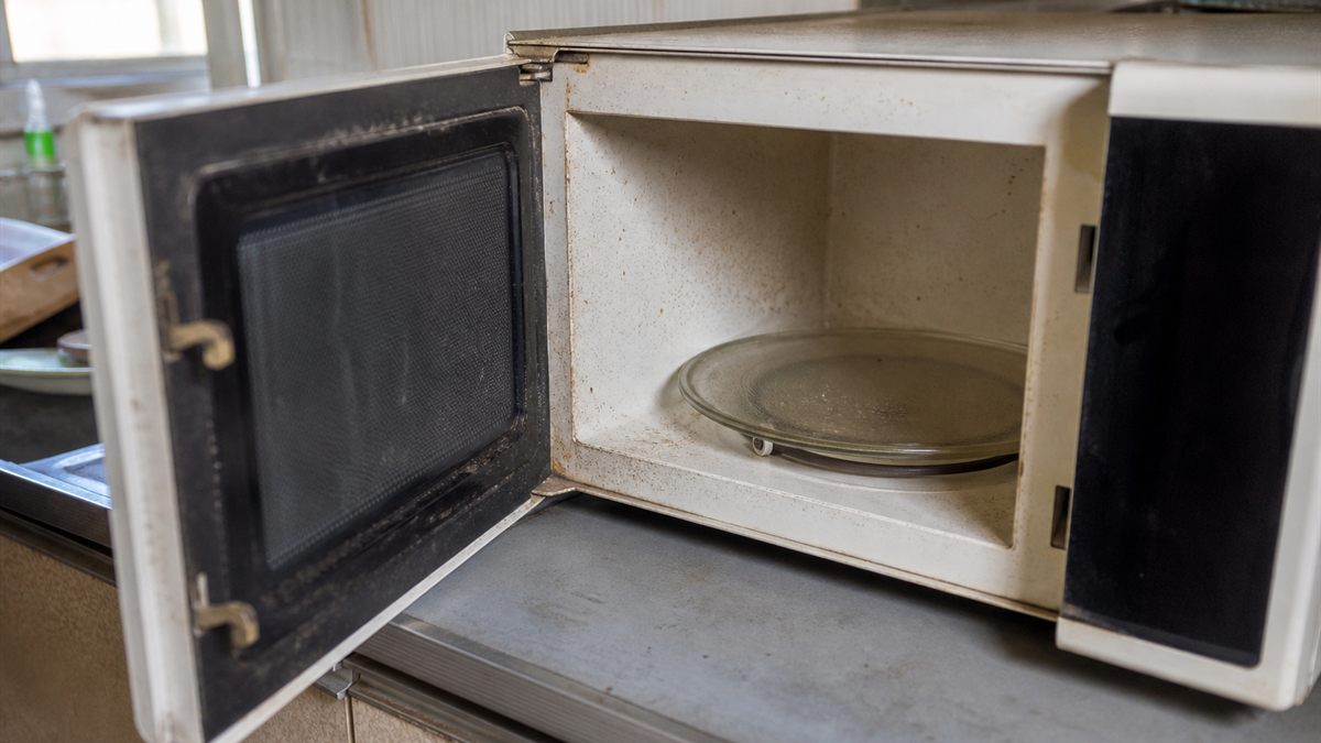 扉を開けた電子レンジの庫内とターンテーブル