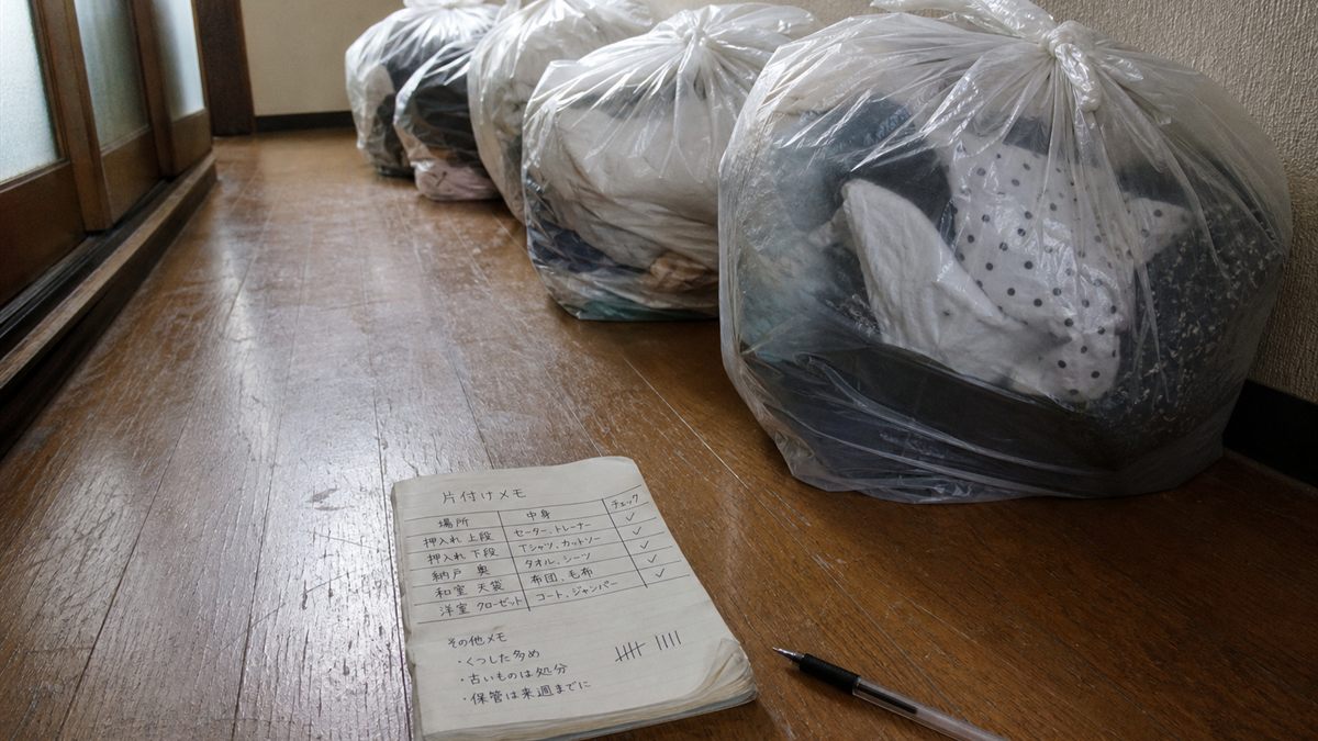 廊下に並べた袋の数を数えるメモとペン