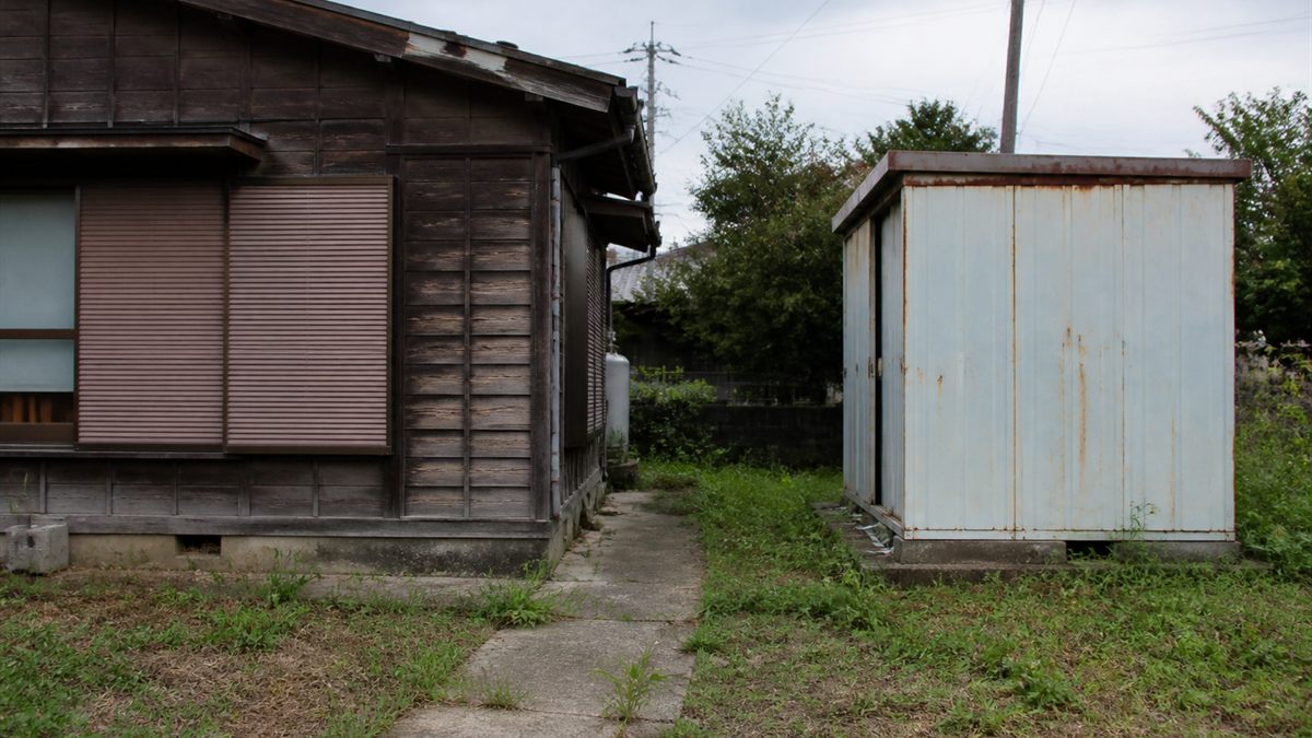 母屋の脇に並んで立つ物置