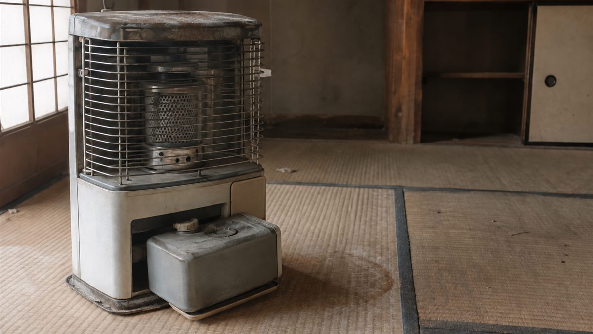 使われないまま置かれた石油ストーブとタンク