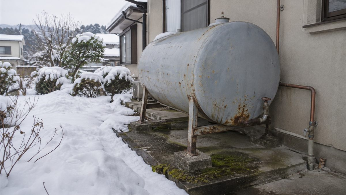 住宅の脇に据えられた屋外のホームタンク